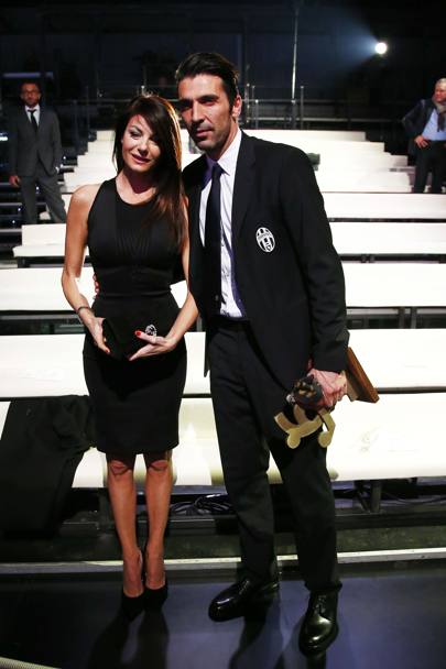 Il portiere Gigi Buffon e la conduttrice Ilaria D&#39;Amico al Gran Galà del Calcio Aic. E ci scappa la foto della loro prima uscita in pubblico. Ipp